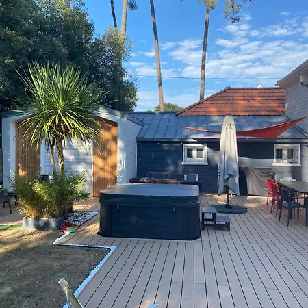 Avec Piscine Et Jacuzzi A 400m De La 4*